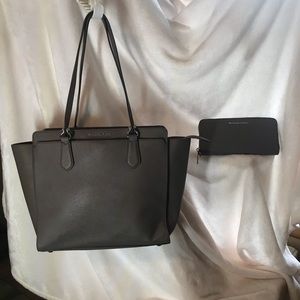 Micheal Kors Dee Dee Tote with wallet